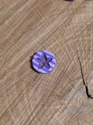 Knoflík zdobený květem barva fialková