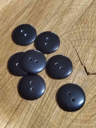 Knoflík černý větší lesklý dvoudírkový