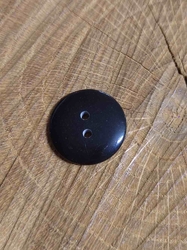 Knoflík černý větší lesklý dvoudírkový