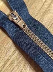 Zip kostěný šíře 5 mm délka 18 cm barva černá