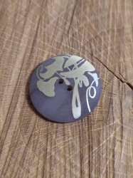 Knoflík velký dvoudírkový barva hnědá zlatá