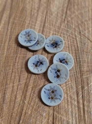 Knoflík s rytými květy barva šedo hnědá