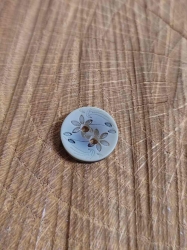 Knoflík s rytými květy barva šedo hnědá