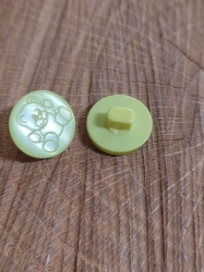 Knoflík s medvídkem barva zelená světlá