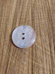 Knoflík lesklý s vyrytou květinou