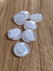 Knoflík se spodním přišíváním s perletí barva bílá