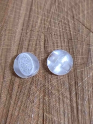 Knoflík se spodním přišíváním s perletí barva bílá