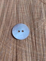 Knoflík dvoudírkový perleťový