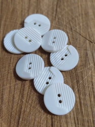 Knoflík s rytými čarami barva bílá