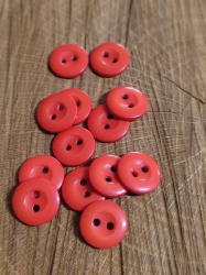 Knoflík dvoudírkový košilový barva červená světlá