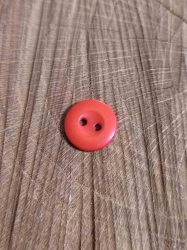 Knoflík dvoudírkový košilový barva červená světlá