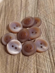Knoflík hnědý dvoudírkový