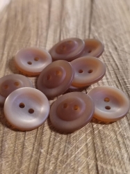 Knoflík hnědý dvoudírkový
