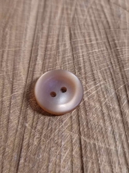 Knoflík hnědý dvoudírkový