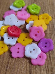 Knoflík plastový tvar kytička 10 ks