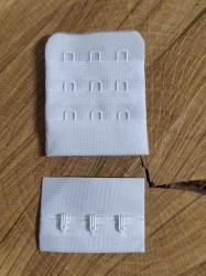 Zapínání na podprsenky šíře 40 mm trojřadé barva bílá