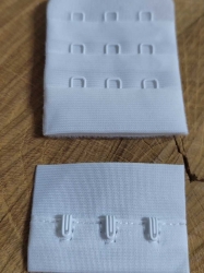 Zapínání na podprsenky šíře 40 mm trojřadé barva bílá