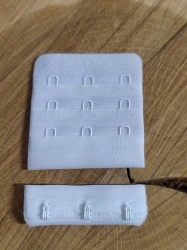 Zapínání na podprsenky šíře 50 mm trojřadé barva bílá