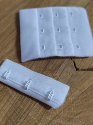Zapínání na podprsenky šíře 50 mm trojřadé barva bílá
