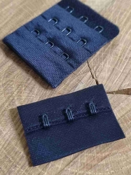 Zapínání na podprsenky šíře 40 mm trojřadé barva černá