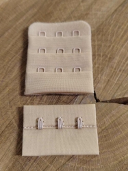 Zapínání na podprsenky šíře 40 mm trojřadé barva tělová