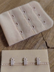Zapínání na podprsenky šíře 40 mm trojřadé barva tělová