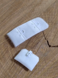 Zapínání na podprsenky jednořadé šíře 18 mm barva bílá