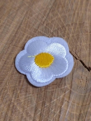 Nažehlovačka vyšívaný květ barva bílá