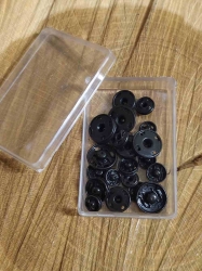 Patenty kovové nadružené 20 ks barva černá