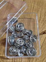 Patenty kovové nadružené 20 ks barva nikl