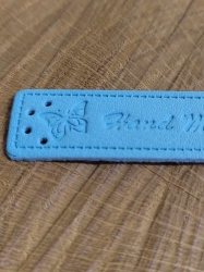 Eko kůže cedulka Handmade 15x50 mm barva modrá světlá