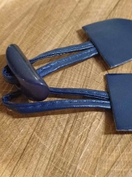 Designové zapínání s knoflíkem barva modrá tmavá