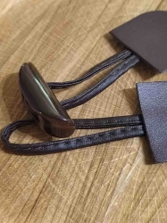Designové zapínání s knoflíkem barva hnědá tmavá