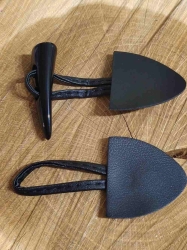 Designové zapínání s rohem barva černá