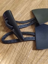 Designové zapínání s rohem barva černá