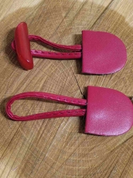 Designové zapínání s knoflíkem barva červená tmavší