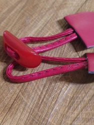 Designové zapínání s knoflíkem barva červená tmavší