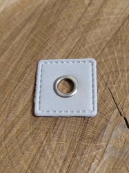 Průchodka s koženkovým čtverečkem k našití barva krémová nikl