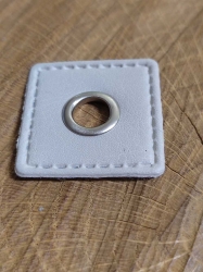 Průchodka s koženkovým čtverečkem k našití barva krémová nikl