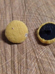 Knoflík potažený průměr 17 mm barva hořčicová a zlaté tečky