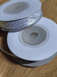 Atlasová stuha oboulící s lurexem šíře 3 mm barva bílo stříbrná