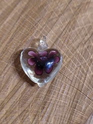 Skleněný přívěsek srdce 21x21 mm barva fialová