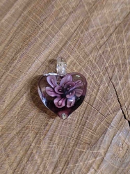 Skleněný přívěsek srdce 21x21 mm barva fialová