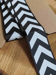Lampas / rypsová stuha chevron šíře 32 mm barva černá bílá