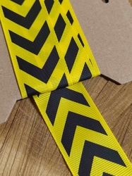 Lampas / rypsová stuha chevron šíře 32 mm barva žlutá