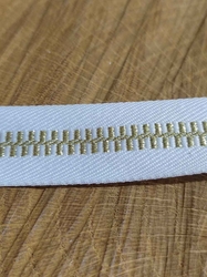 Lampas lurexem šíře 20 mm imitace zipu barva bílá