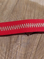 Lampas lurexem šíře 20 mm imitace zipu barva červená