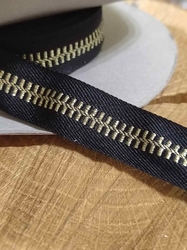 Lampas lurexem šíře 20 mm imitace zipu barva černá