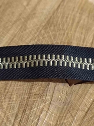 Lampas lurexem šíře 20 mm imitace zipu barva černá