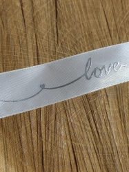 Saténová stuha s metalickým potiskem Love šíře 26 mm smetanová